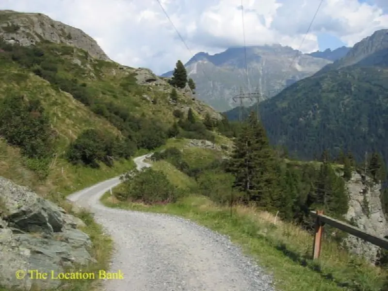 onverharde weg in de bergen