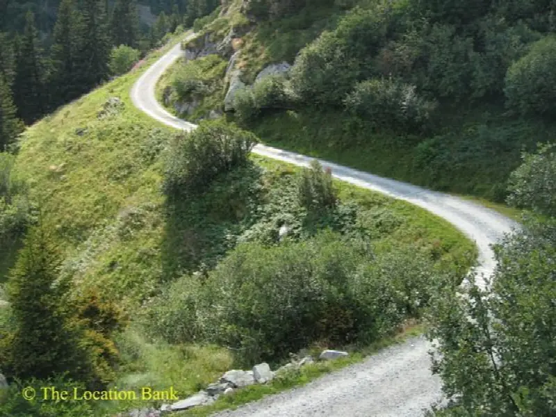 onverharde weg in de bergen