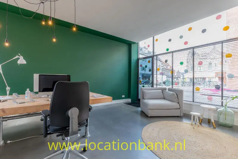 Eerste kantoor ruimte aan voorgevel met ruim licht door raampartij