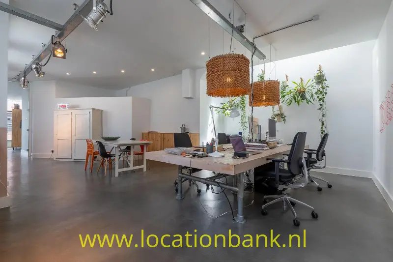 Tweede kantoor ruimte met 4 ruime werkplekken en lichtkoepel voor extra leuk lichteffect