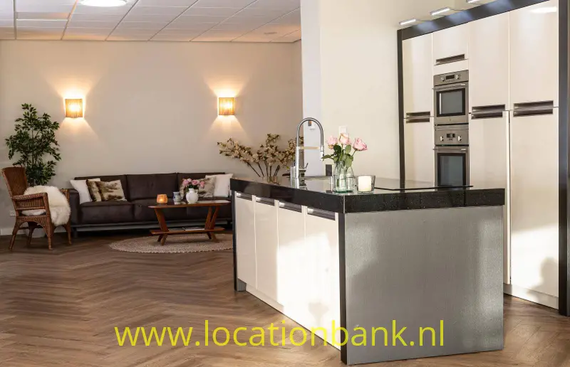 Grote open keuken, volledig ingericht.
Zithoek.