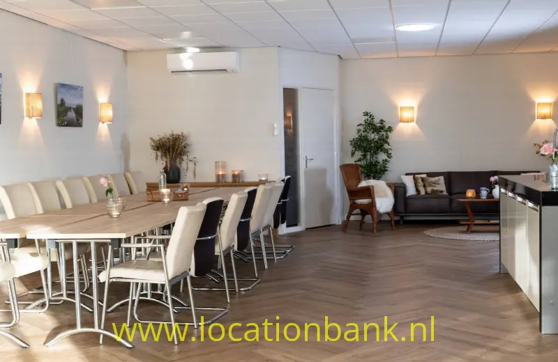 Lange vergadertafel, tafels kunnen ook los van elkaar. Ruimte voor max 16 personen. 