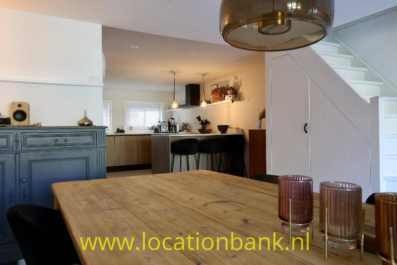 open keuken met houtentrap