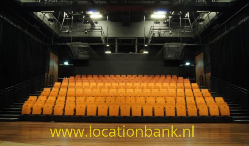 Theaterzaal gezien vanaf de houten theatervloer. 185 zitplaatsen, uit te breiden met losse stoelen naar 220.