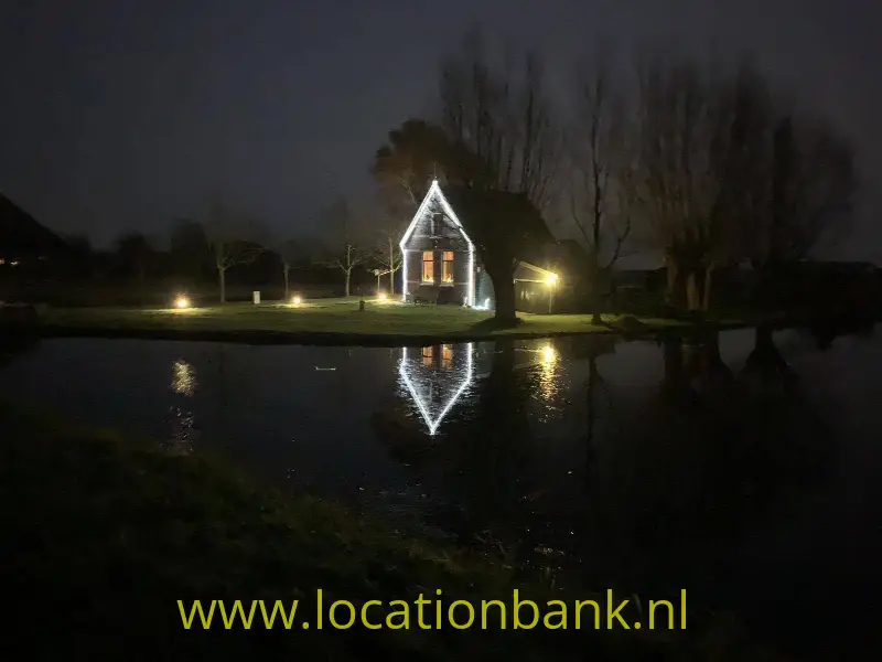 Aanzicht vanaf de dijk met kerst