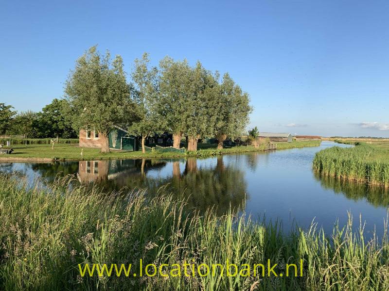 Aanzicht vanaf dijk in de zomer