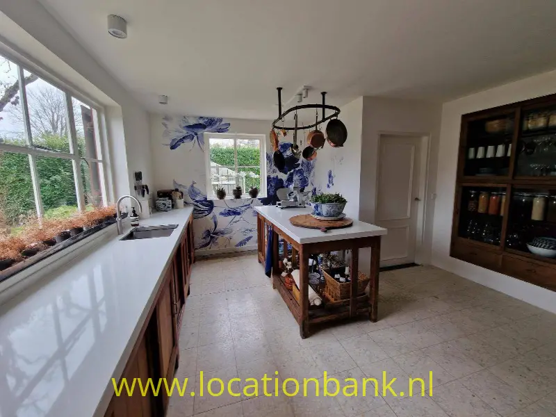 keuken met uitzicht op tuin