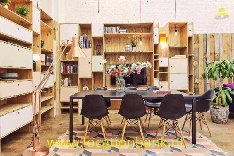 woonkamer met veel hout