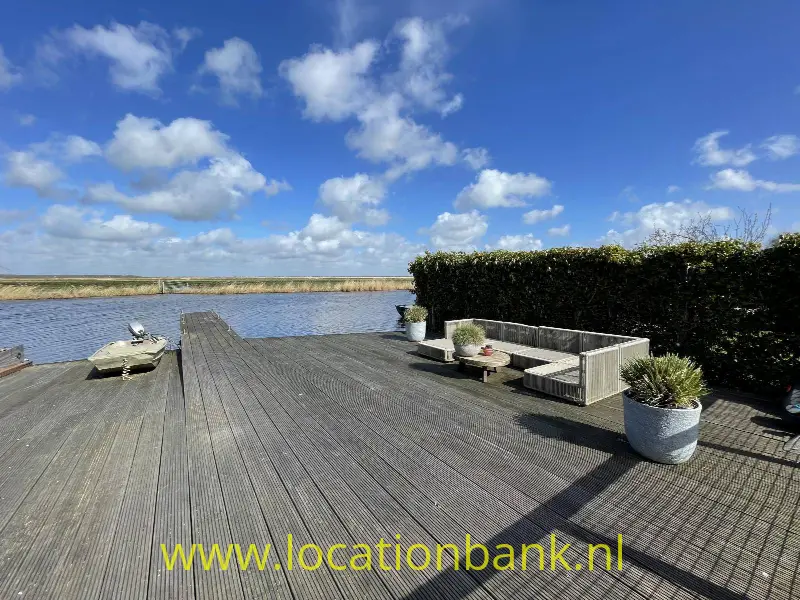 terras aan het water