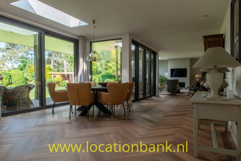 Woonkamer huiskamer met parket