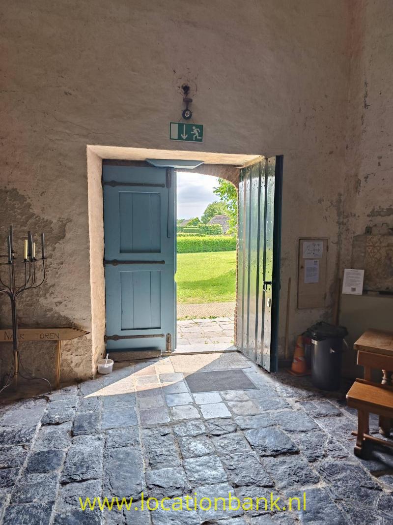 Entree deur kerktoren en kerkzaal