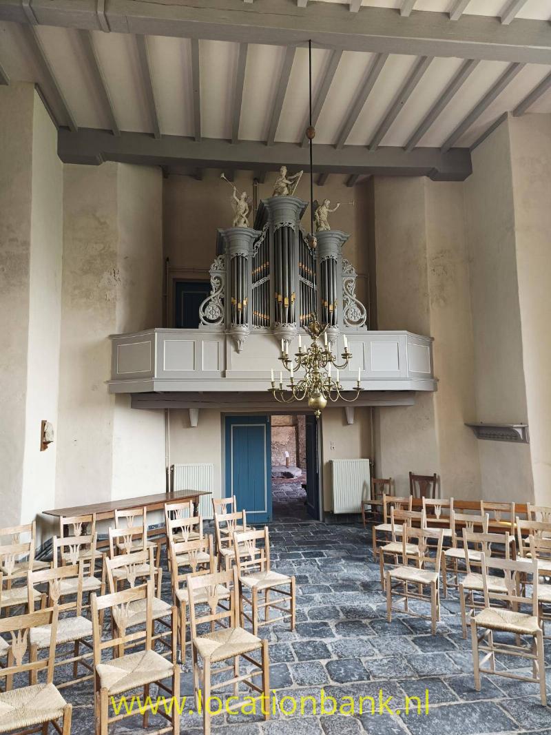 Kerkzaal met orgel