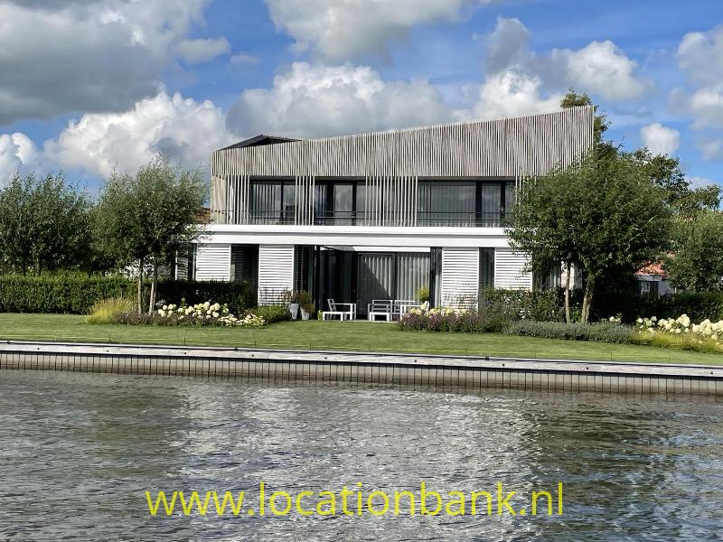 moderne villa aan het water