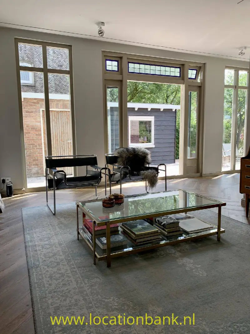 Achterkant van het huis. Authentieke originele kozijn met openslaande deuren. 