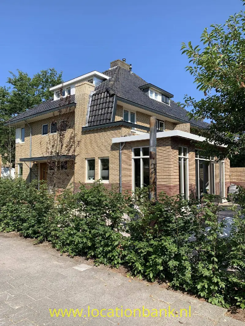 Achterkant van het huis. Op het oosten gelegen. 