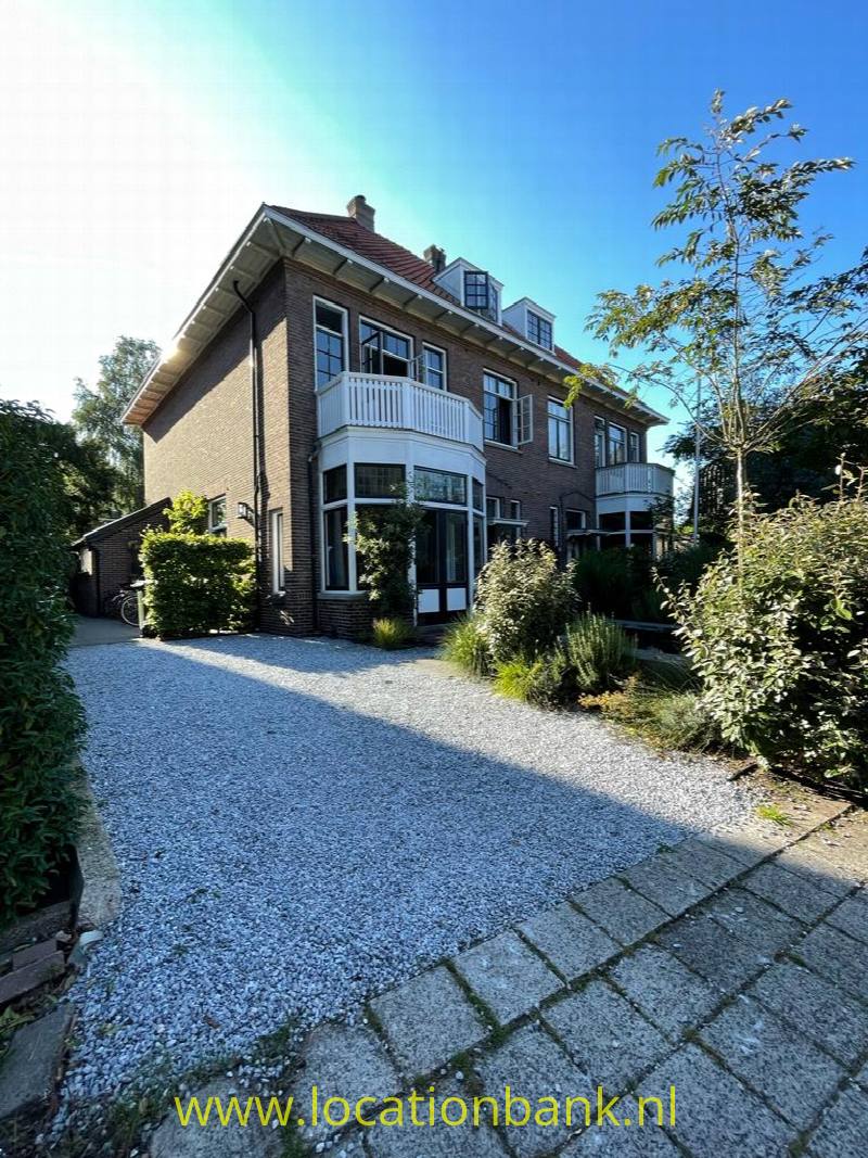 Familie villa zomer zijkant.