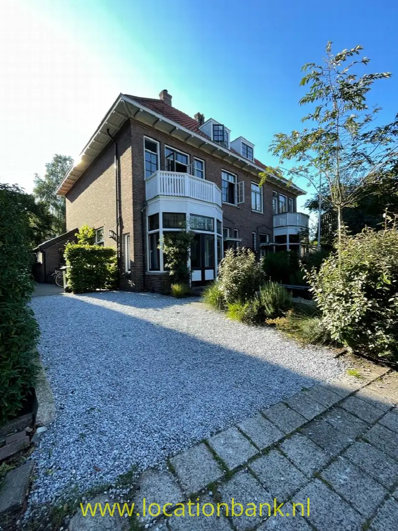 Familie villa zomer zijkant.