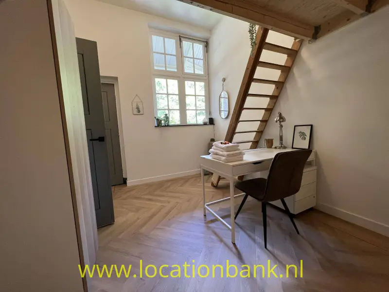 slaapkamer met verhoogd bed. 