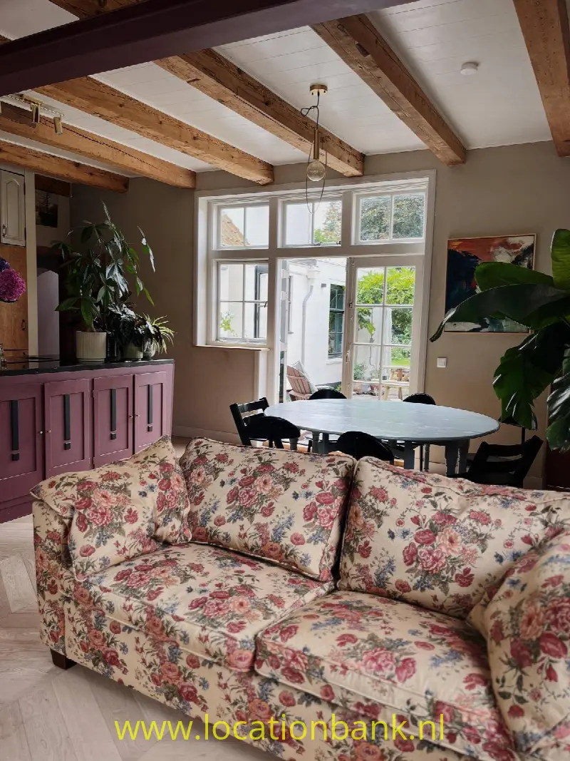 Vintage bank in living 