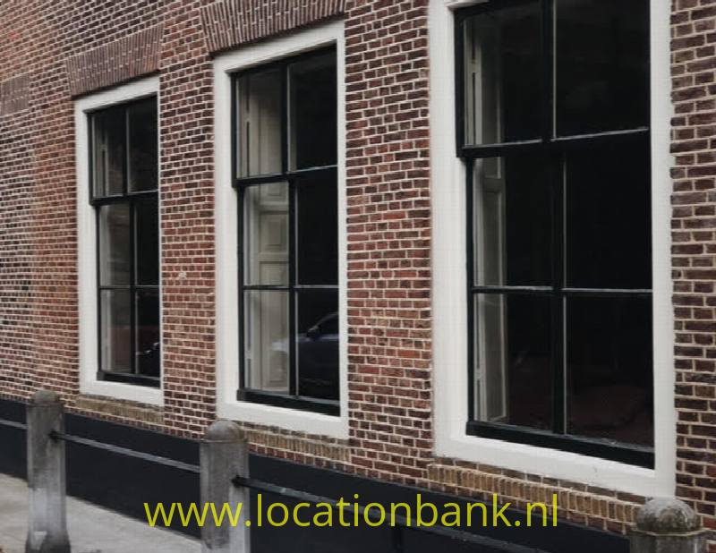 voorkant huis met luiken 