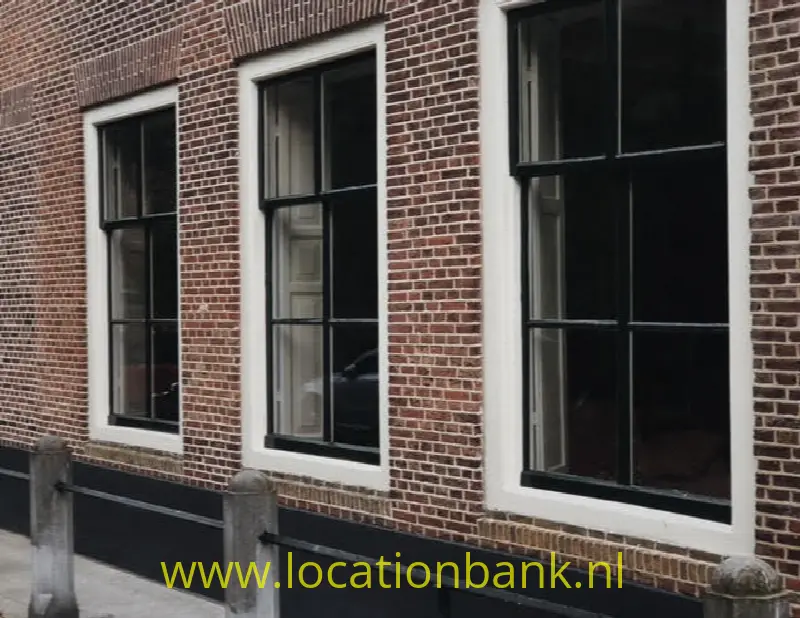 voorkant huis met luiken 