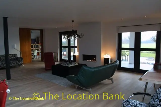 strakke woonkamer met open haard