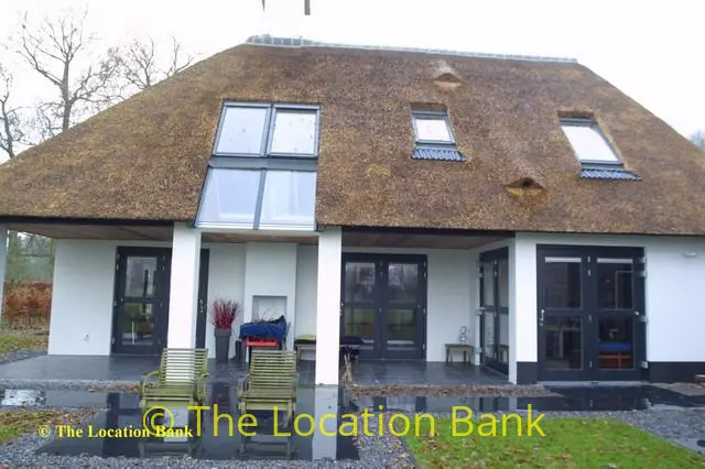 Moderne witte woonboerderij en villa