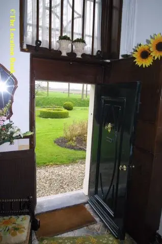 Voordeur van Ouderwetse boerderij met opkamer