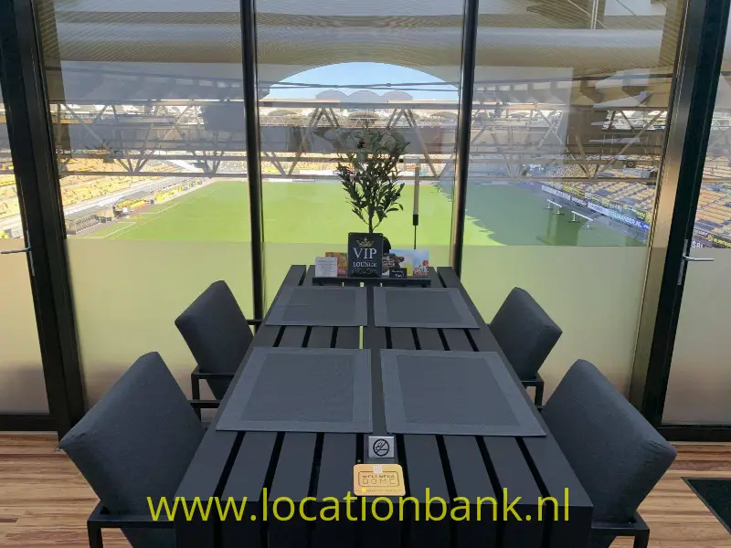 Skybox met volledig zicht op het speelveld van Roda JC