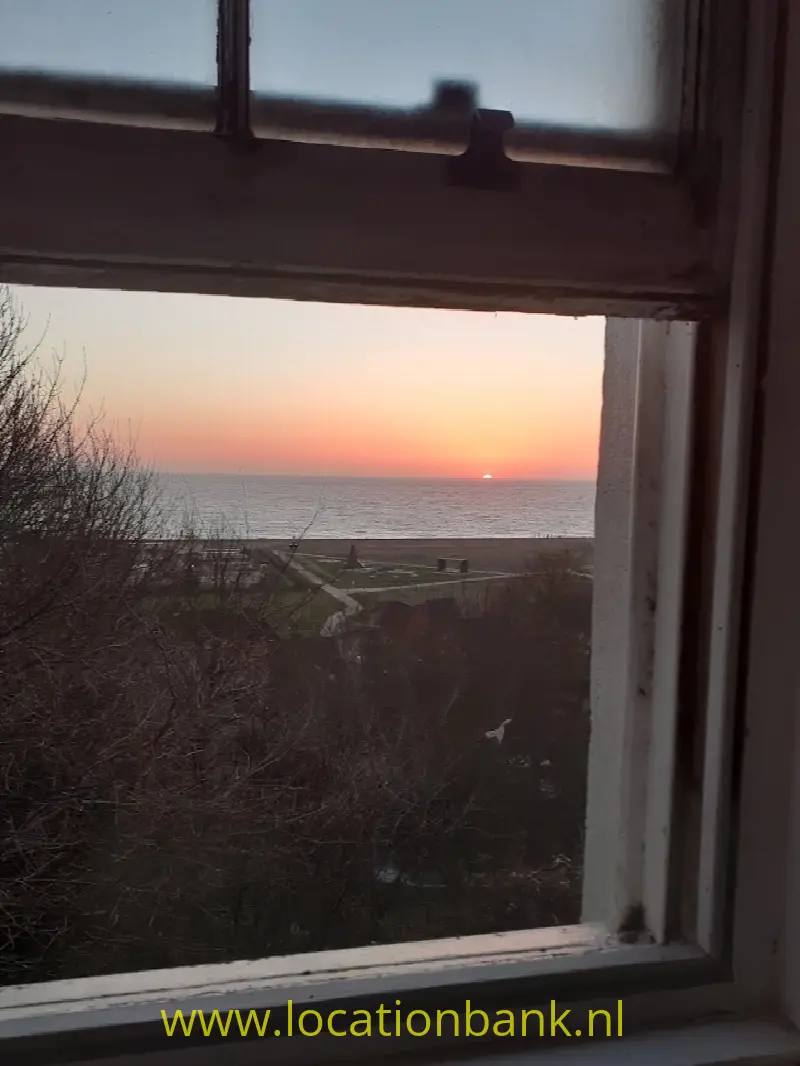 zonsopgang vanuit de slaapkamer aan de zeekant