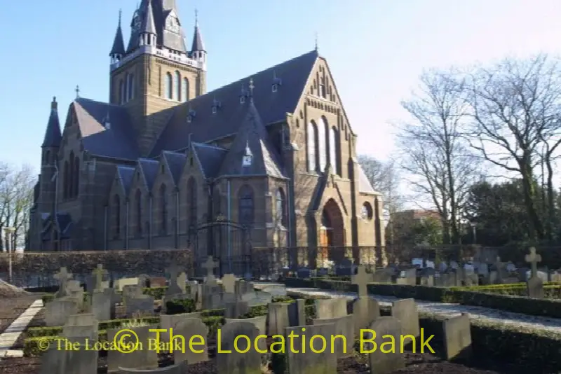 Kerk gezien vanaf de begraafplaats