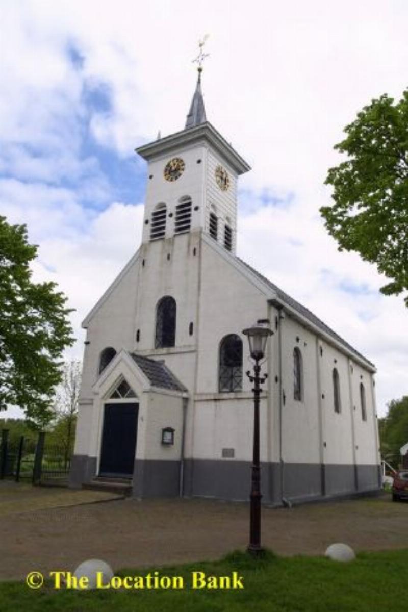 Kleine Kerk met houten interieur