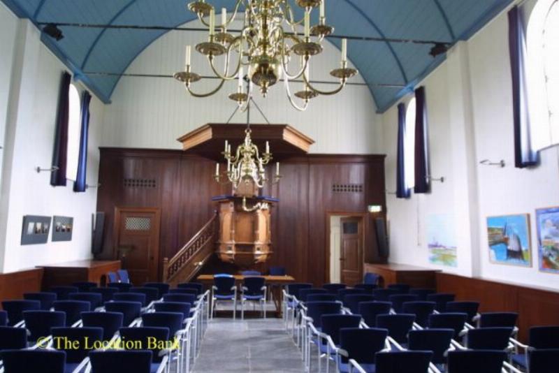 Kleine Kerk met houten interieur