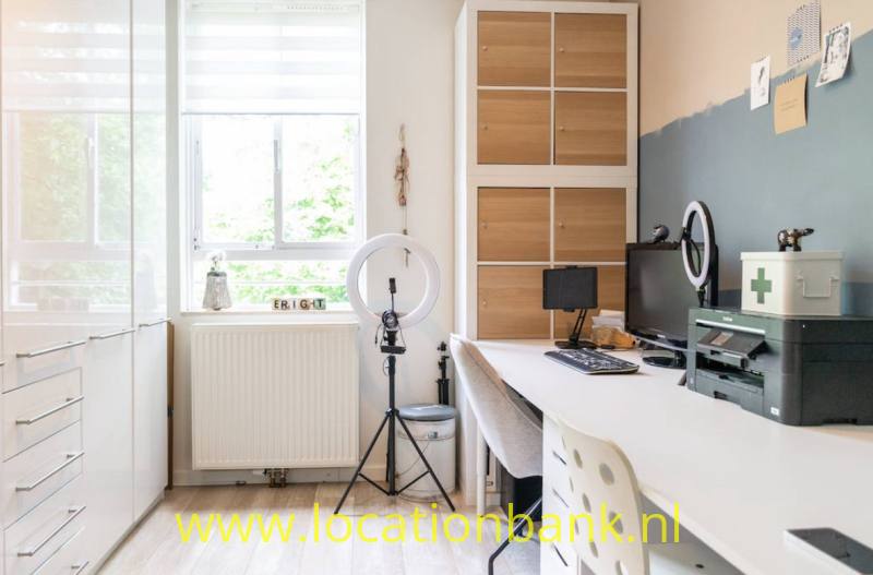 Werkkamer/kantoor met kasten 