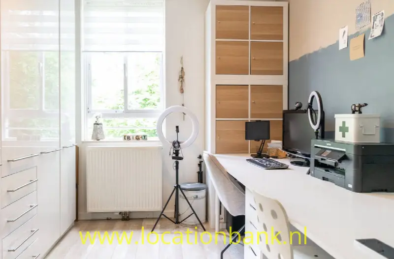 Werkkamer/kantoor met kasten 