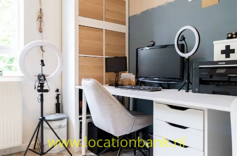 Werkkamer/kantoor met kasten 