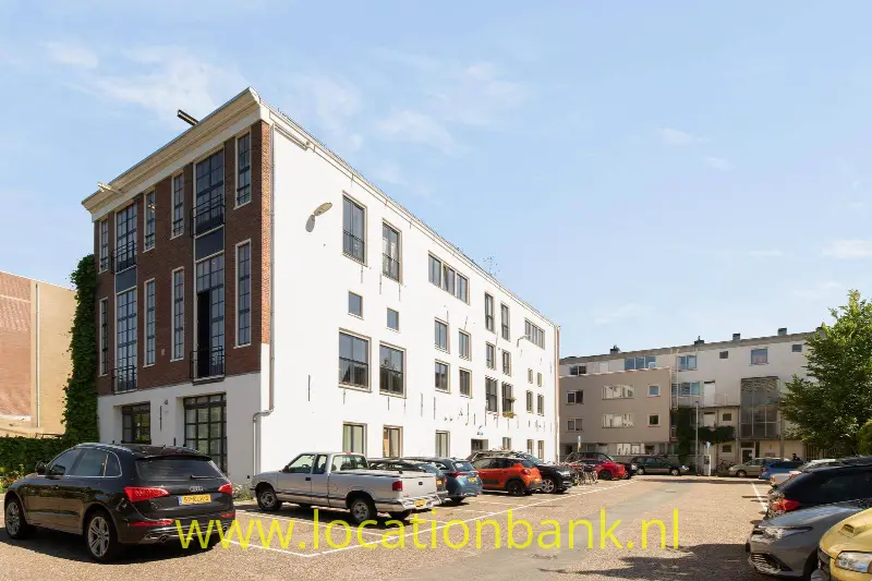 Buitenkant van het pand. Een oud Amsterdams papierpakhuis.