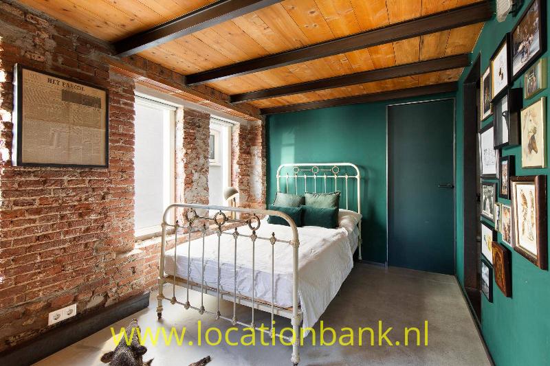 gastenslaapkamer met authentiek metalen bed.