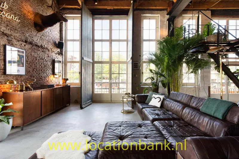 woonkamer met pakhuis deuren open en uitzicht op de gracht.