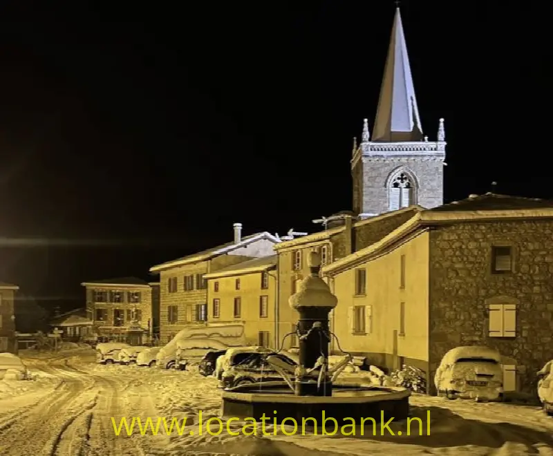 Zicht op het dorp in de sneeuw vanaf de fontein.