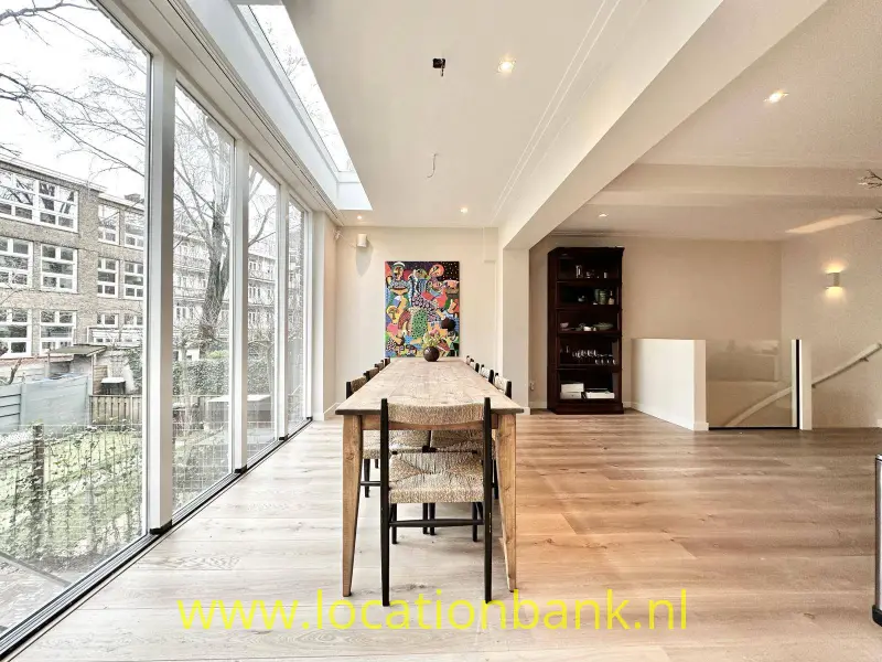 woonkamer met glazen wand