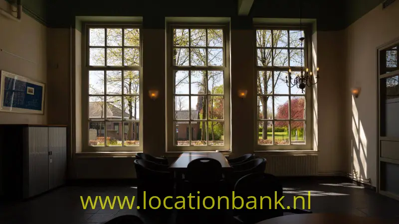 Foyer met mooie raampartijen