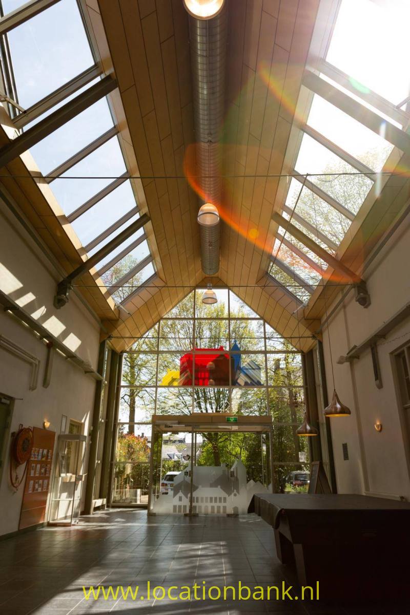 De grote foyer met glaze voorpui.