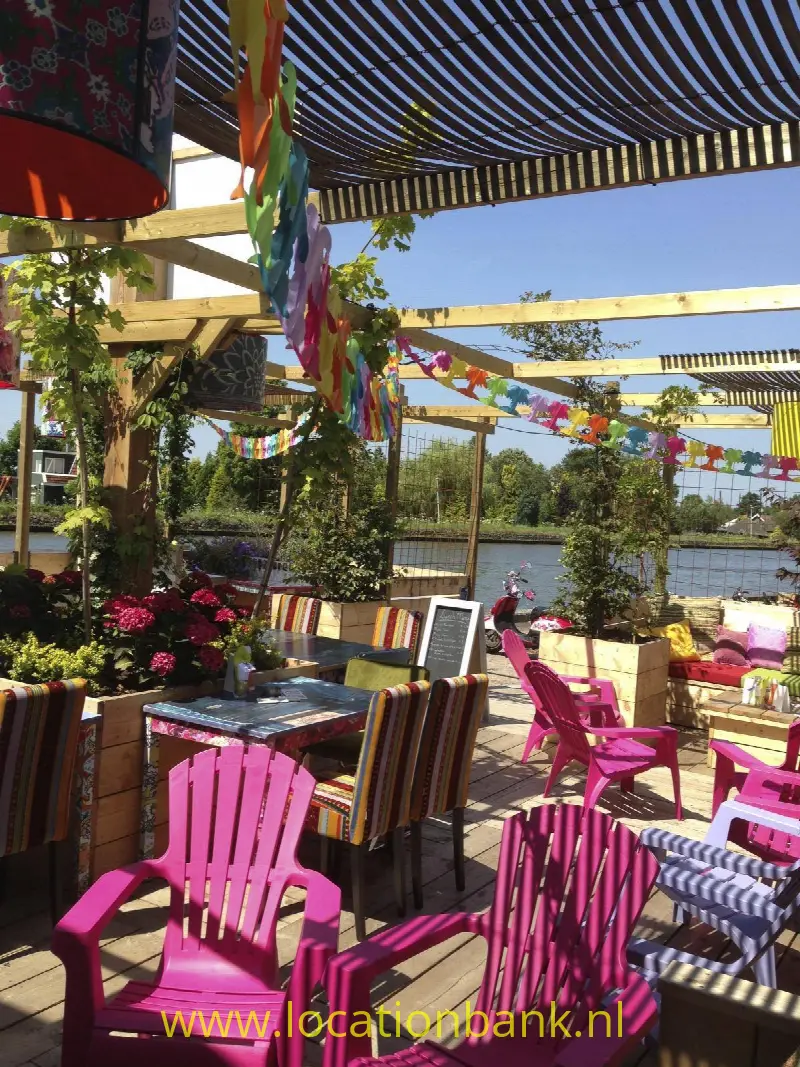 terras aan het water