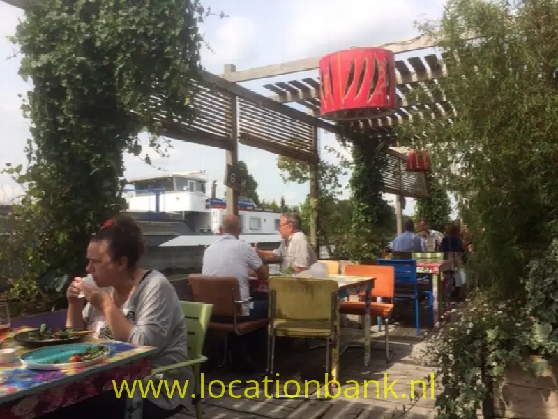 terras aan het water