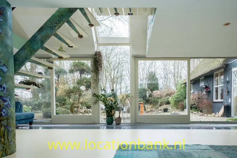 Woonkamer met glazen wand en schuifdeuren