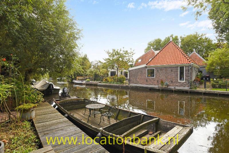 Gelegen aan water.