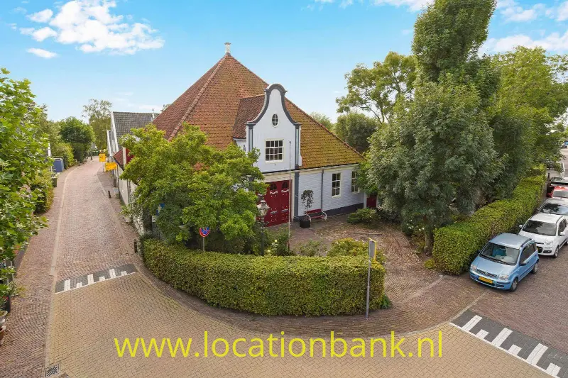 Vooraanzicht. Schuin. Hoogte foto.