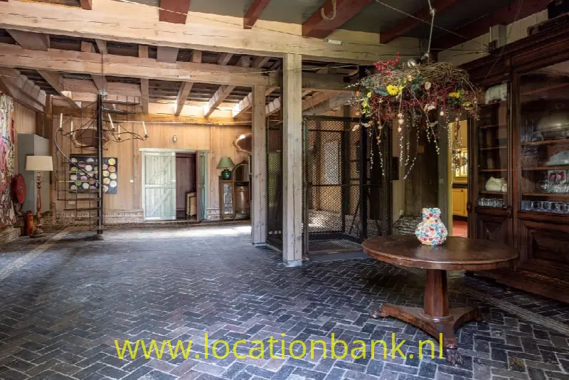 Binnenzijde. Begane grond. Direct achter entree deuren.