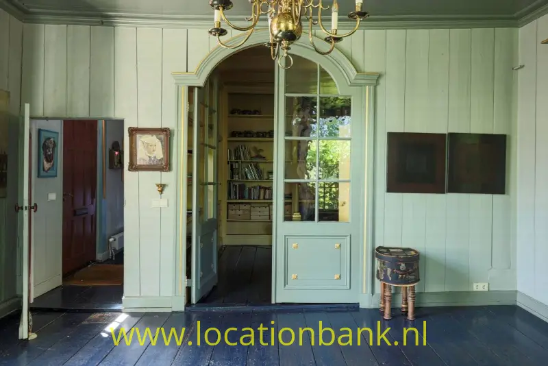 Monumentale opkamer met doorkijk naar bibliotheek.